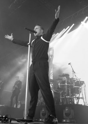 Olly Murs at Bught Park Inverness on the 22nd of July 2017 53 299x420 - Olly Murs, 22/7/2017 - Images