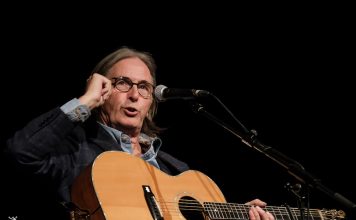 Dougie MacLean, 12/10/2017 – Images Dougie MacLean, 12/10/2017 Strathpeffer Pavilion