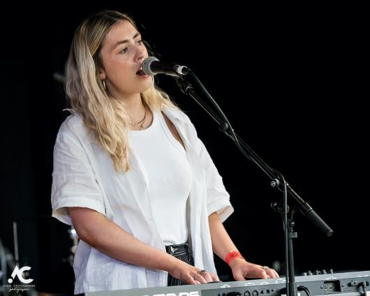 Katie Gregson MacLeod at Woodzstock 2021 2882021 Woodzstock 2021 2982021 16 530x424 - Let The Music Play, Woodzstock 2021 - IMAGES