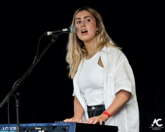 Katie Gregson MacLeod at Woodzstock 2021 2882021 Woodzstock 2021 2982021 17 530x424 - Let The Music Play, Woodzstock 2021 - IMAGES